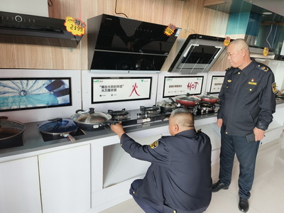 新巴爾虎左旗市場監(jiān)督管理局開展燃?xì)庠罹呒傲闩浼ｍ?xiàng)檢查，筑牢家用電器安全防線